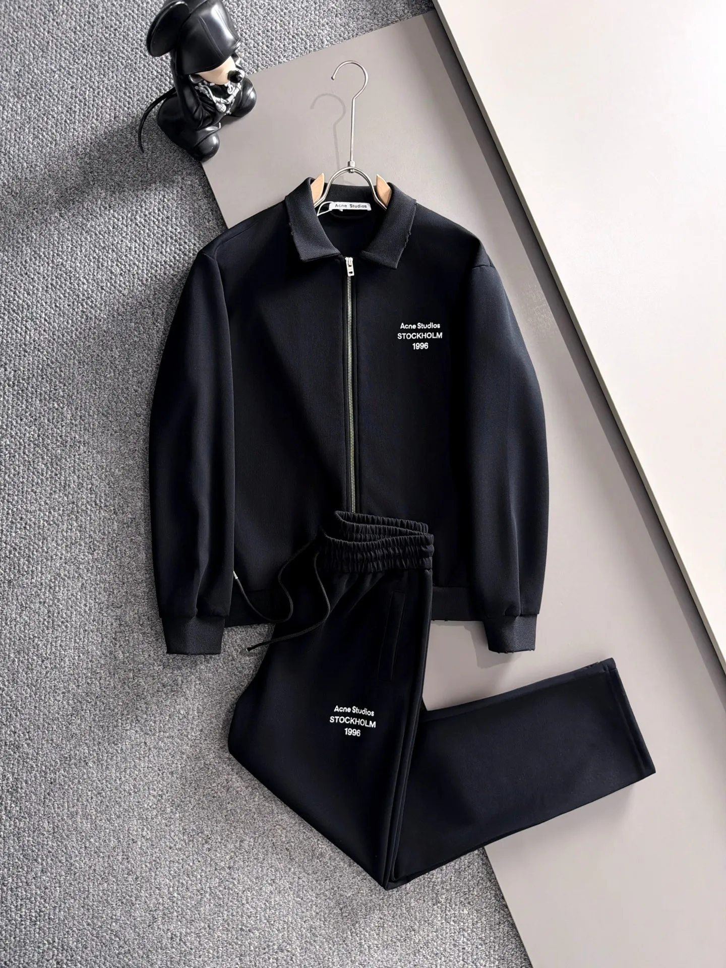 🛫🛫🛫High version Acne Studios suit 26ss customized top-grade fabric new jacket casual pants, ribbon letter embroidery stitching new show products‼ The product is in perfect condition, comfortable and warm, complete with three labels, full and attractive color, very outstanding design, customized hardware accessories can easily enhance the fashion sense, the workmanship is extremely elegant and rigorous, and the wiring is neat and meticulous! A masterpiece from a famous designer! The upper body does not look bloated and is super handsome! Sizes：M～XXXL